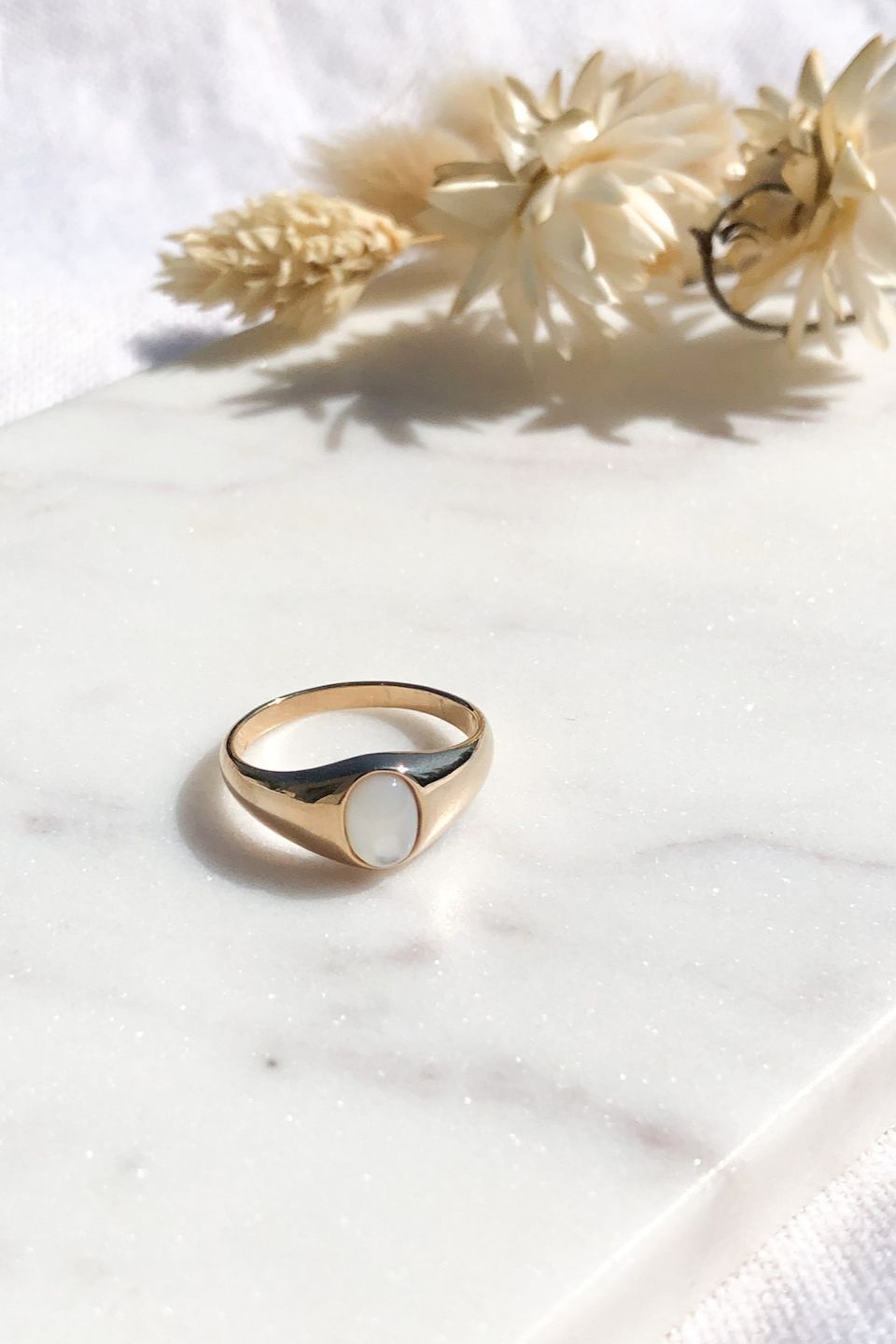 Chevalière avec une Pierre de Lune.  Plaqué or. 
